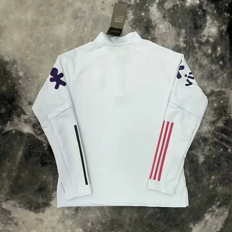Pull zippé blanc Brésil à plat, col montant et bandes rouges sur la manche