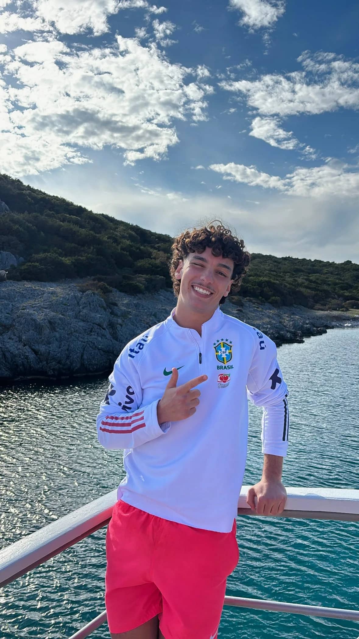 Homme portant le pull zippé blanc Brésil au bord de l'eau