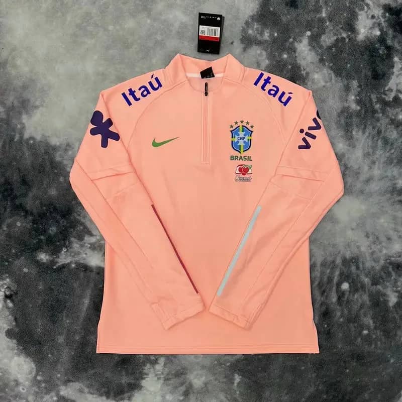 Pull zippé rose saumon Brésil présenté de face, col montant