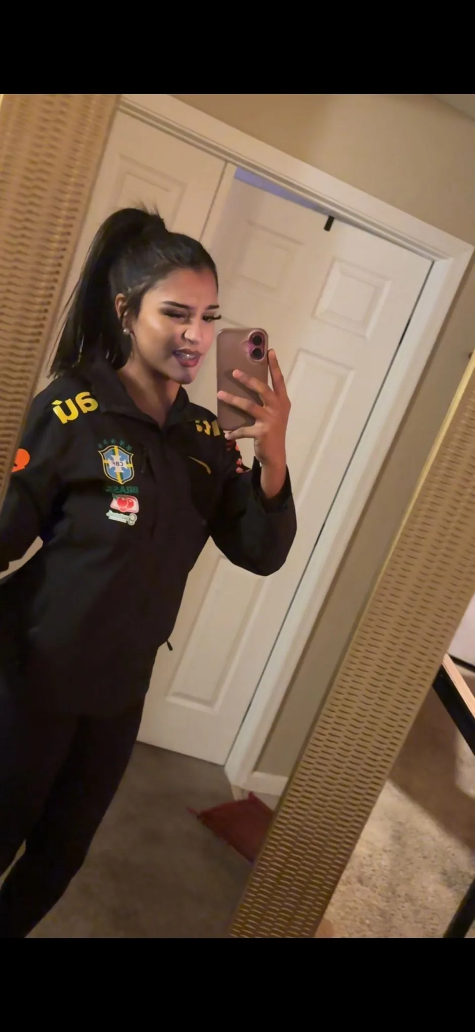 Veste du Brésil noire portée près du corps, vue en miroir