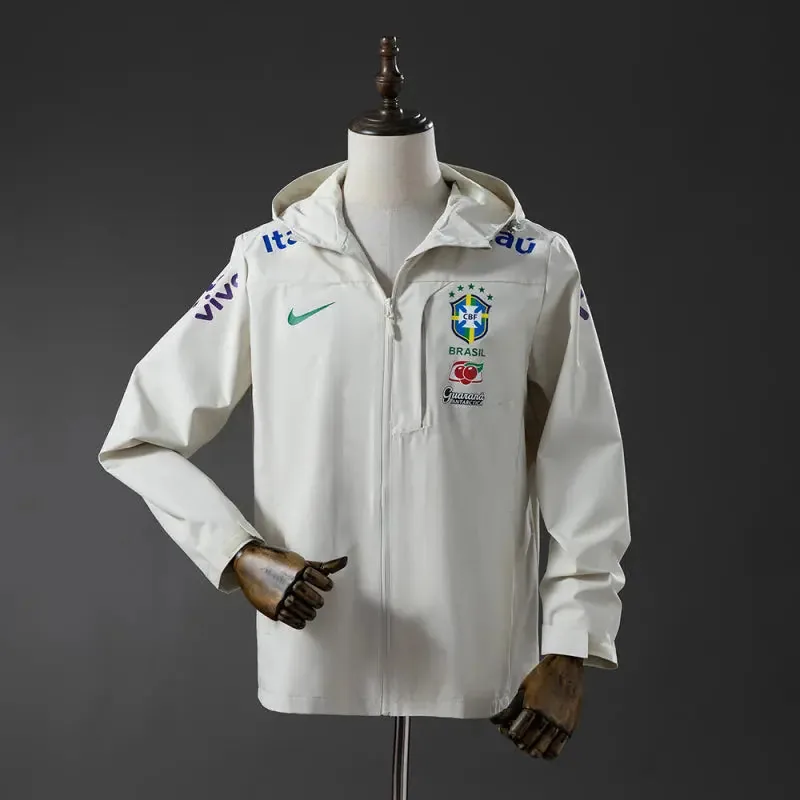 Veste imperméable du Brésil beige présentée de face, coupe unisexe