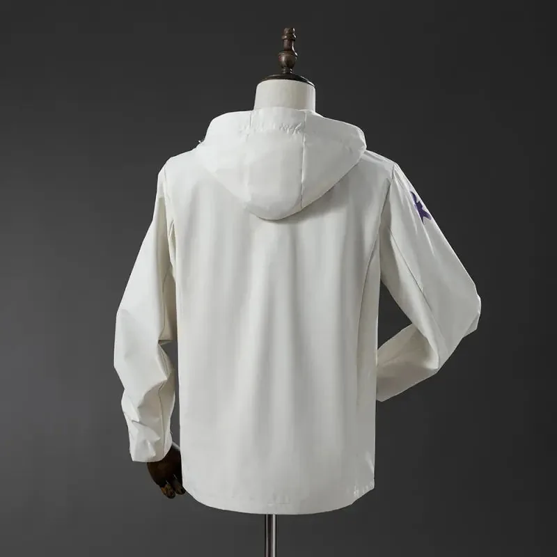 Dos de la veste imperméable du Brésil beige sur mannequin, capuche et coupe droite