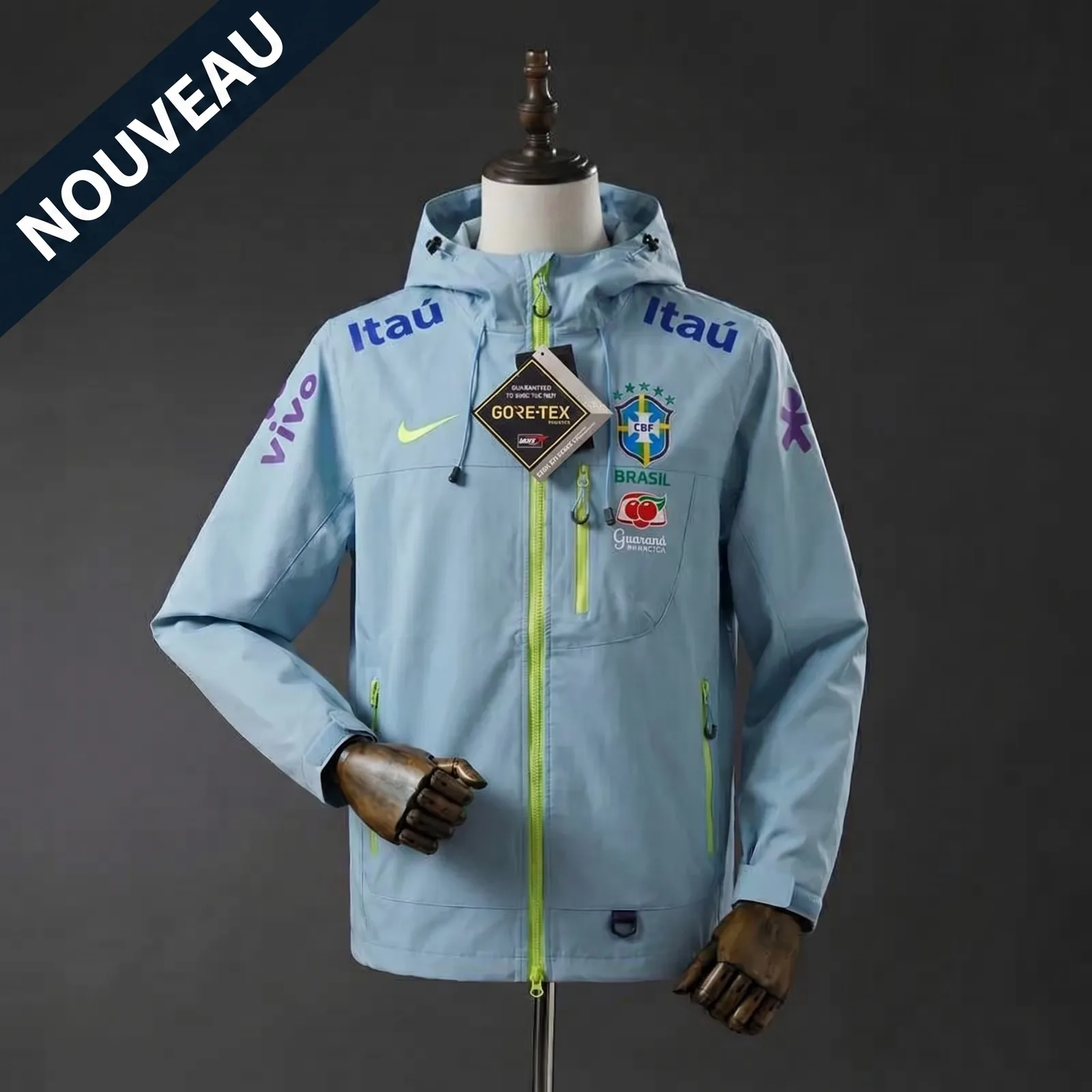 Veste imperméable du Brésil bleu ciel présentée de face, coupe unisexe