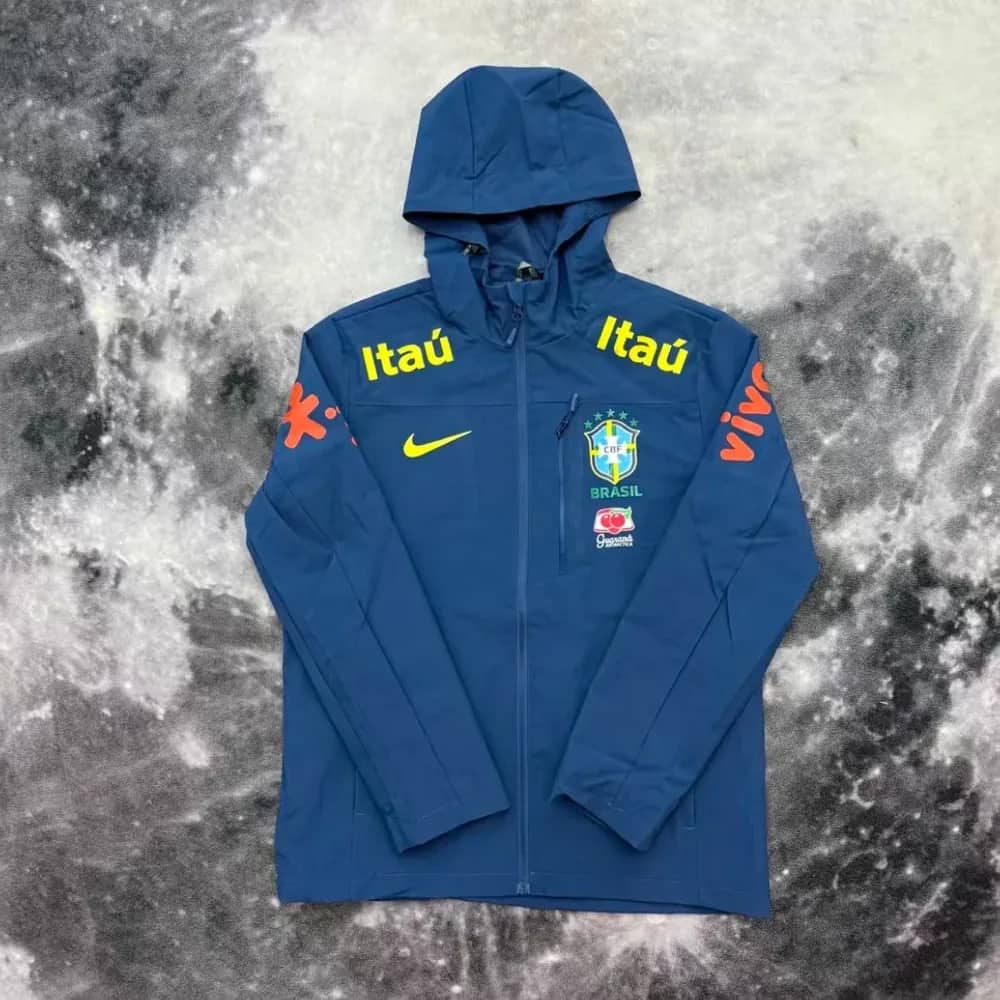 Veste imperméable du Brésil bleu nuit présentée de face, capuche relevée et zip intégral
