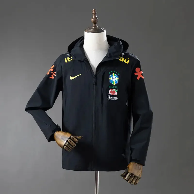 Veste imperméable du Brésil noire présentée de face sur mannequin, écusson de la Seleção sur la poitrine