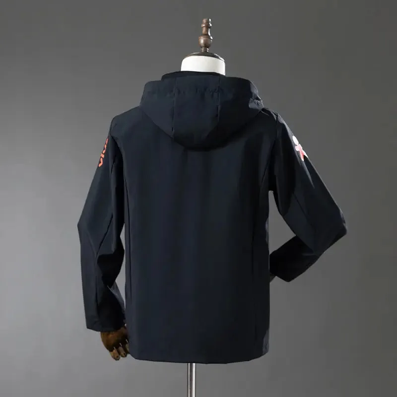 Dos de la veste imperméable du Brésil noire sur mannequin, capuche rabattue