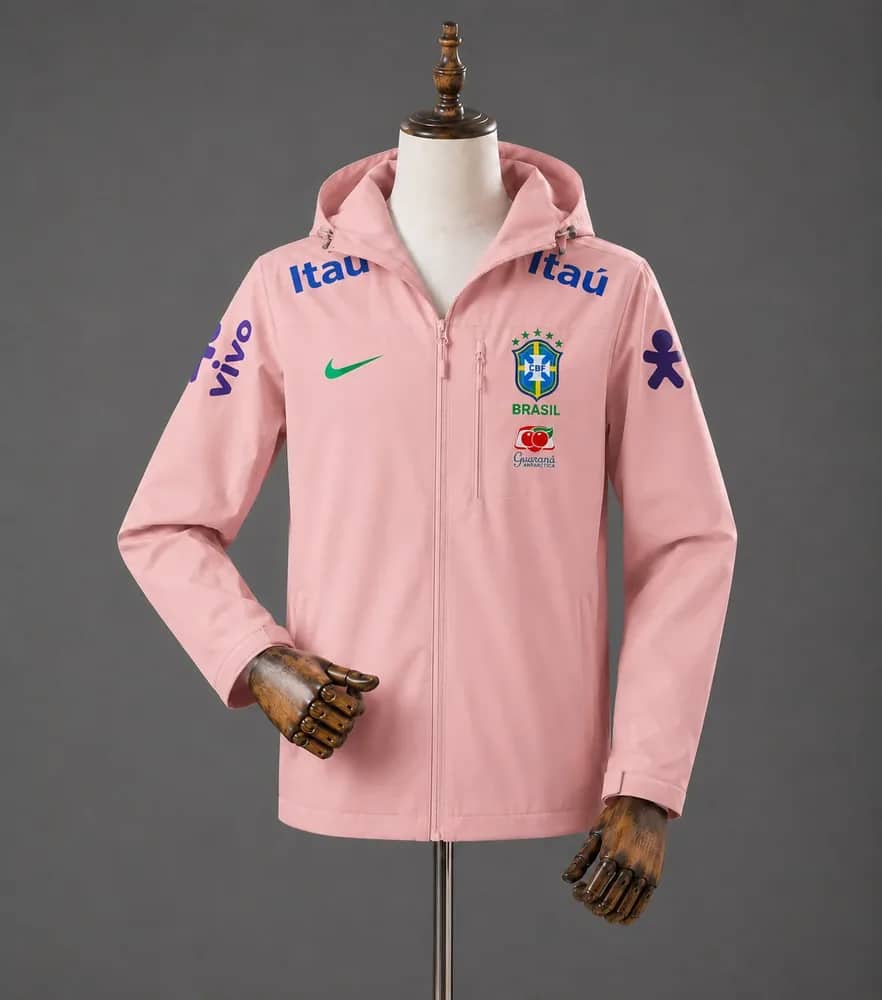 Veste imperméable du Brésil rose présentée de face sur mannequin, capuche et zip intégral
