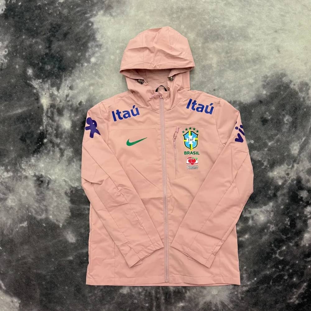 Veste imperméable du Brésil rose à plat, capuche relevée et poche zippée sur la poitrine