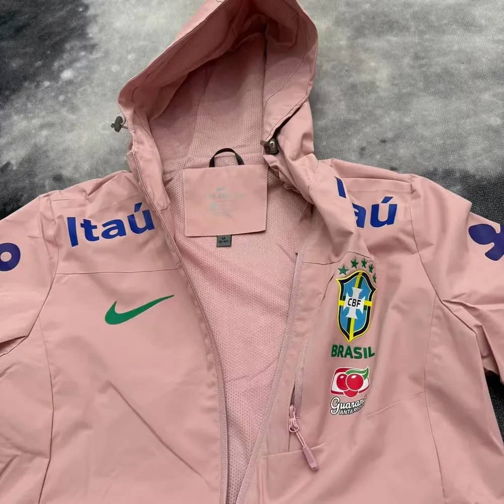 Doublure mesh respirante de la veste imperméable du Brésil rose, col ouvert et étiquette de taille