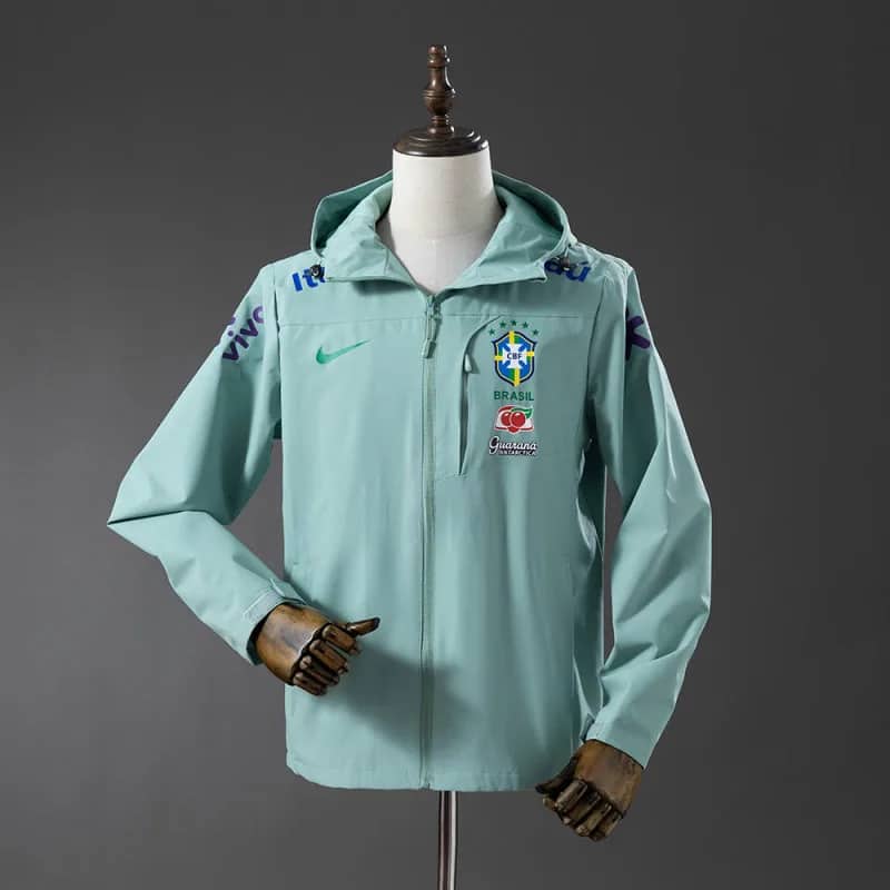 Veste imperméable du Brésil verte présentée de face, coupe unisexe