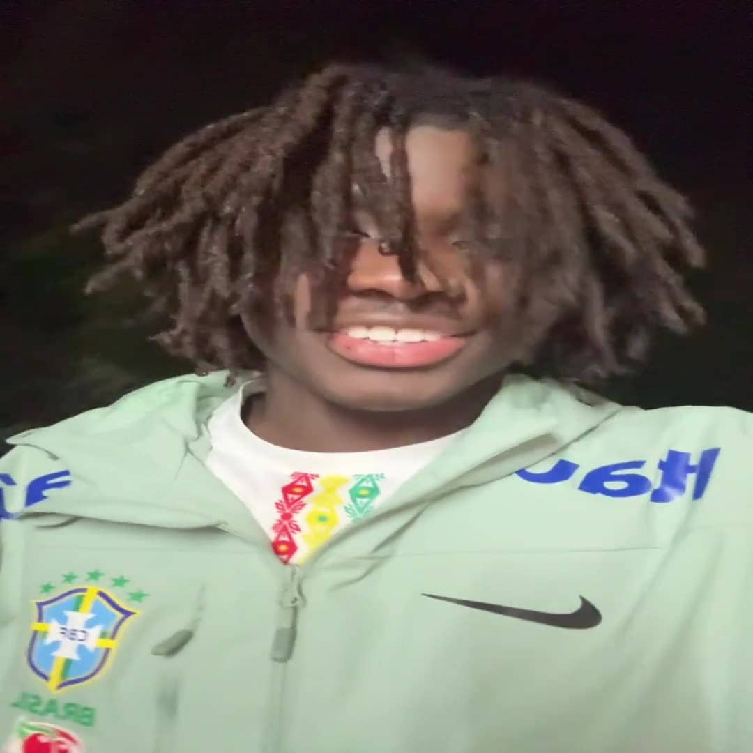 Client Drip Seleção filmé avec sa tenue — Voir le produit