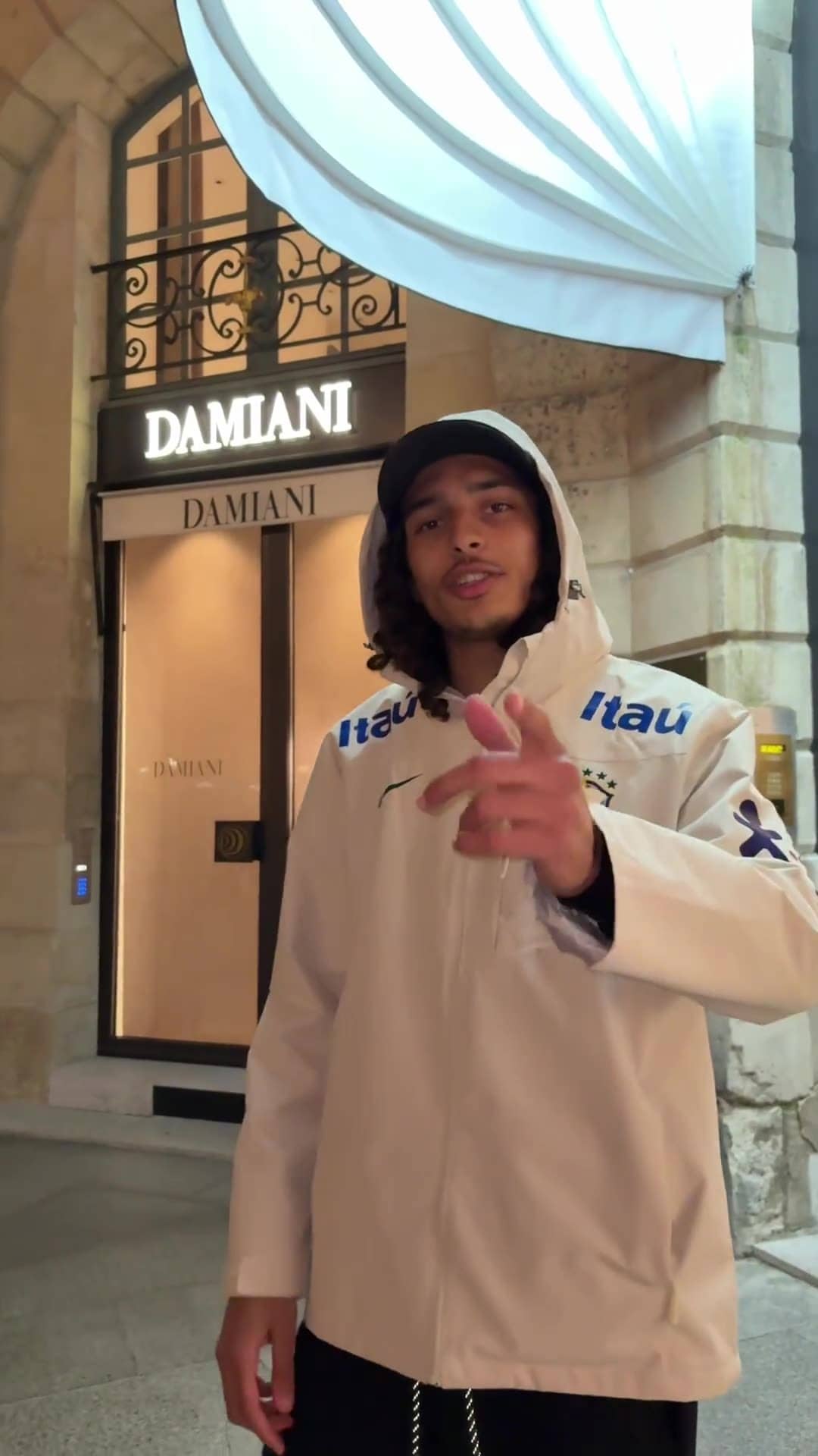 Client Drip Seleção filmé avec sa tenue — Voir le produit