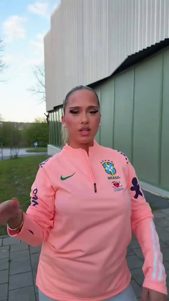 Client Drip Seleção filmé avec sa tenue — Voir le produit