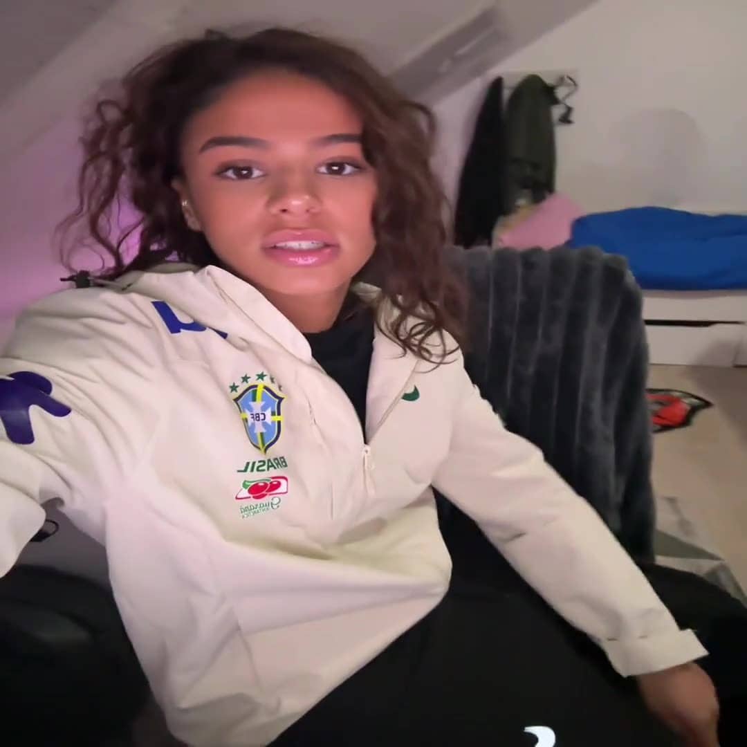 Client Drip Seleção filmé avec sa tenue — Voir le produit