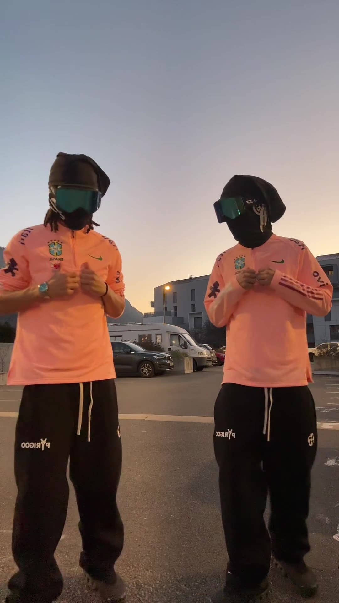 Client Drip Seleção filmé avec sa tenue — Voir le produit