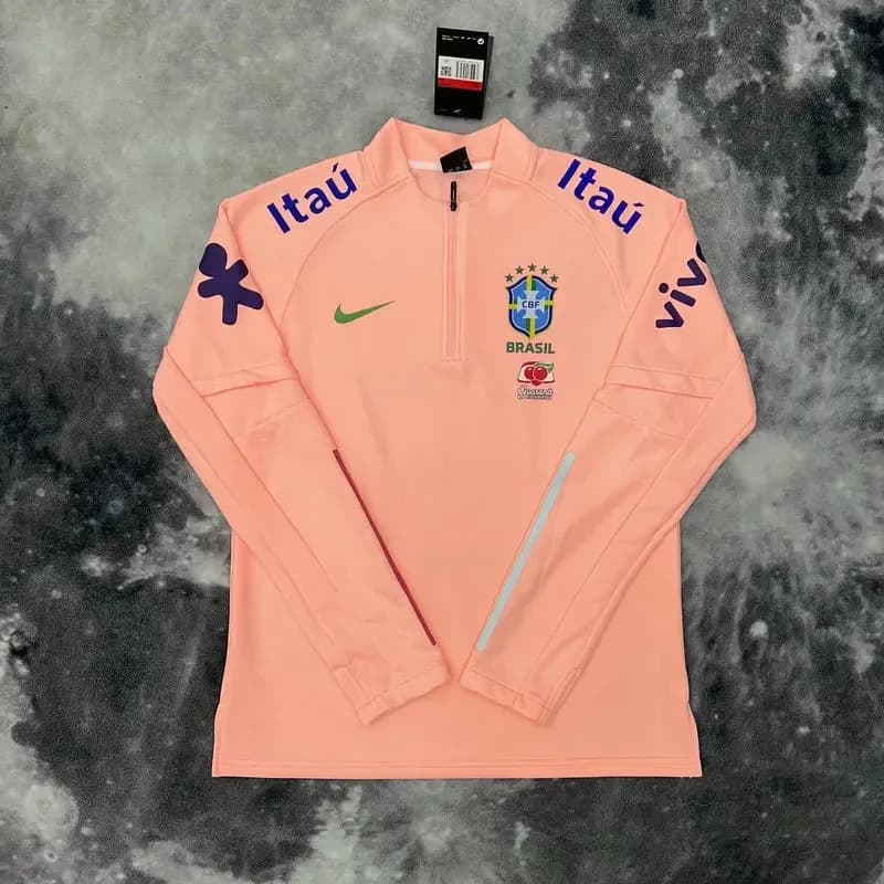 Pull zippé rose saumon Brésil présenté de face, col montant